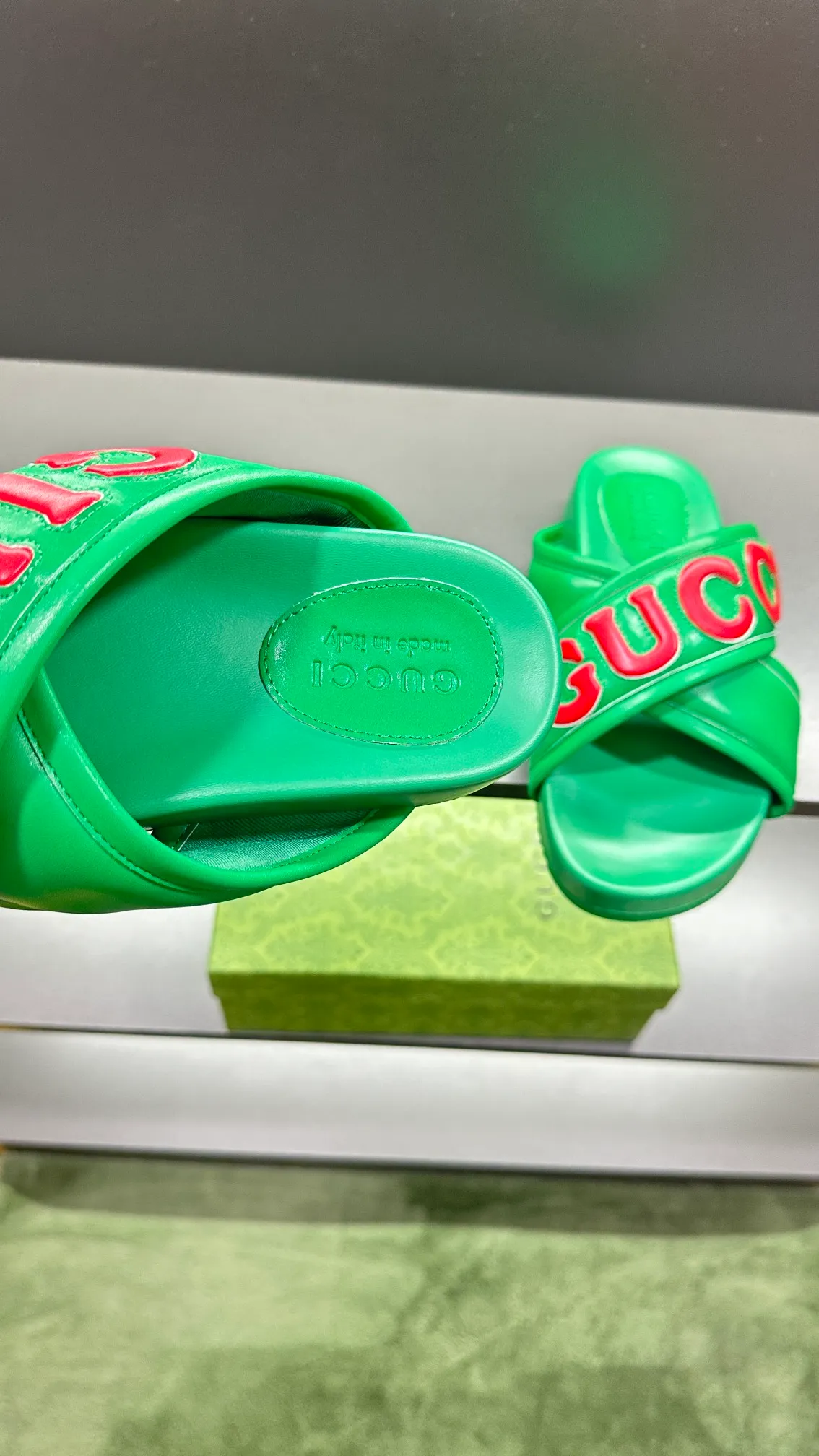 [G Family Couple Style] P: 320💰Female size 36~40 Men's size 39~45, (46. Custom-made GG slippers for men and women. This slipper is made of GG polyester fiber and is decorated with a Gucci label on the front, which adds a striking logo feel to the style. Beige GG recycled polyester fiber, same size for men and women, leather trim